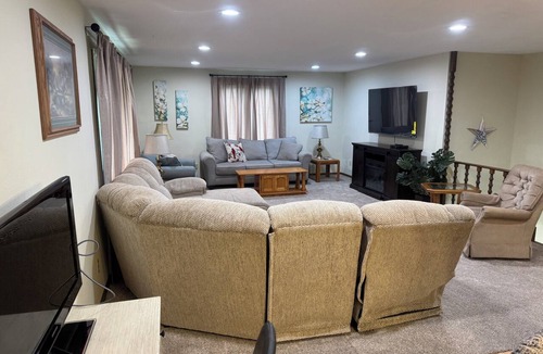 Turtle Lake House | Stay at the Tired Turtle 3-bedroom house with AC Turtle Lake