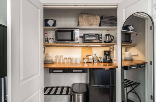 West Valley Apartment | #StayinMyDistrict King Studio Near The Village