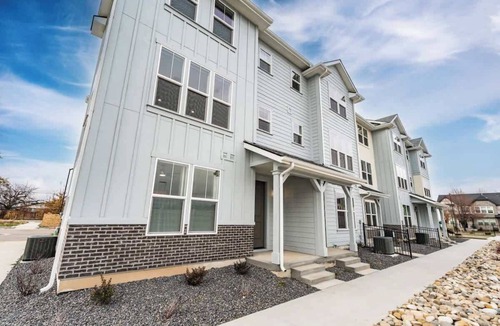 West Valley Apartment | #StayinMyDistrict King Studio Near The Village