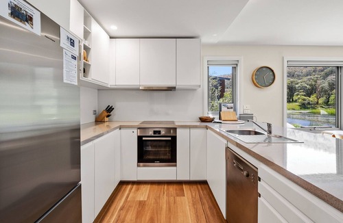 Crackenback Ski Chalet | Stillwater Chalet A - Amazing Lakefront 2BR Chalet l BBQ l Gym l Tennis l Indoor Pool
