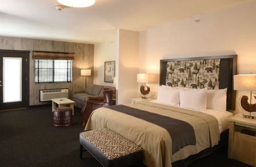 Broken Arrow Hotel | Stoney Creek Tulsa, Long Stay King, Kitchenette, Living Room | 3 Units