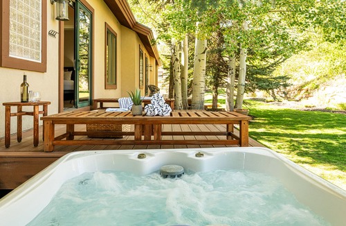 Park Meadows House | Stunning 4BR Townhome with Private Hot Tub, Mountain Views & Close to Ski Resorts!