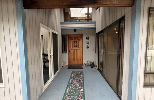 Bryn Mawr-Skyway House | Stunning Lake Washington Views - Garden Oasis in charming Seattle
