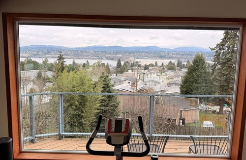 Bryn Mawr-Skyway House | Stunning Lake Washington Views - Garden Oasis in charming Seattle