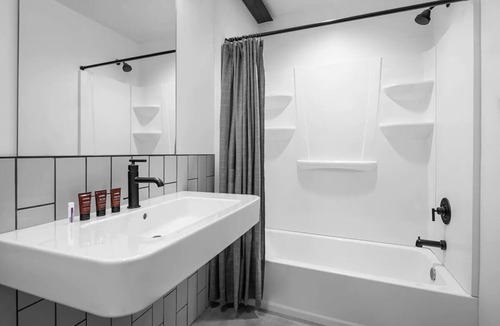 People's Freeway Hotel | Stylish evo Living Space, Perfect for Outdoor Enthusiasts, Pet-Friendly!