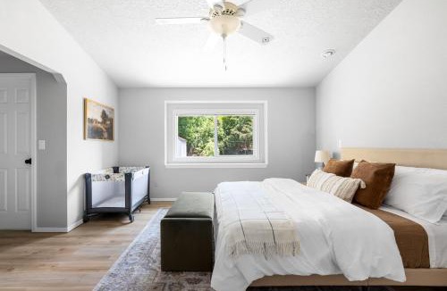 West Valley House | Stylish Renovation, Perfect for Families & Pets, Garage Parking, Sleeps 10