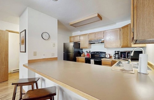 Big Sky House | Stylish townhouse with WiFi, private washer/dryer, patio, and full kitchen
