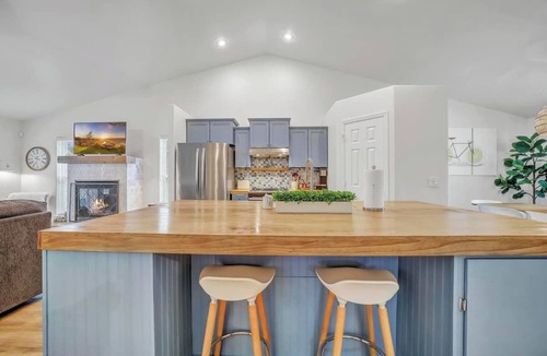 Twin Falls House | Suited for groups King bed Fire pit Activity garage Tandem bike CLEAN