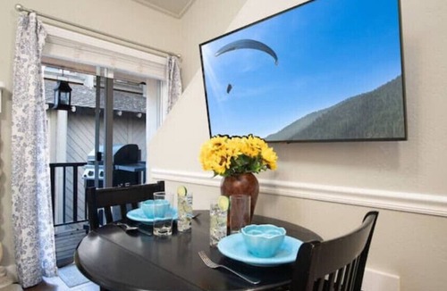 Ketchum Condo | Sun Valley/Ketchum-Location, Hot tub, pet friendly, walk to ski and downtown
