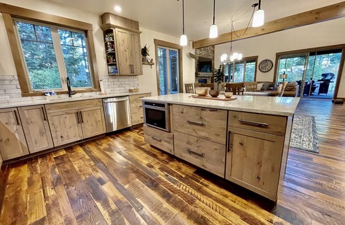 Cle Elum House | Suncadia Well-Appointed Clean Home FirePit HotTub Fireplace FreeBikes GameRoom