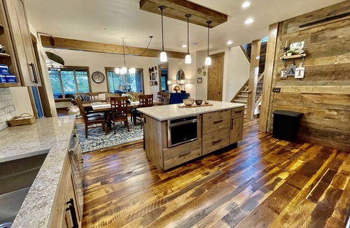 Cle Elum House | Suncadia Well-Appointed Clean Home FirePit HotTub Fireplace FreeBikes GameRoom