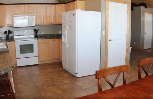 Harbor Village Hotel | Sundance | PET FRIENDLY 6BR | Hot Tub, Lake Views & Steps to Marina | ATV/Snowmobile Access