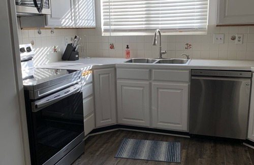 Pocatello House | Sunny Days! Room for everyone and Pet-Friendly!