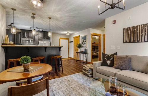 Bear Hollow Village Condo | Sunny Mountain Condo Near Pool Sleeps 8 |Moose Mgmt 4104