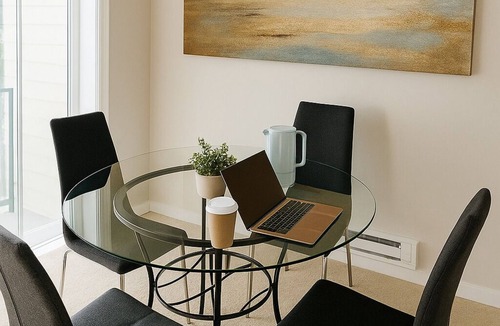 Factoria Apartment | Sunset Views Getaway Bellevue +Patio +Parking +WiFi +AC