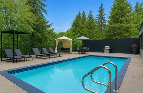 Factoria Apartment | Sunset Views Getaway Bellevue +Patio +Parking +WiFi +AC