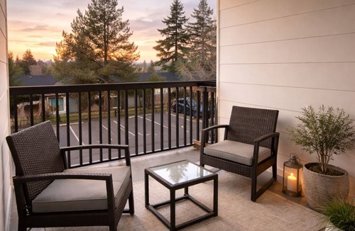 Factoria Apartment | Sunset Views Getaway Bellevue +Patio +Parking +WiFi +AC