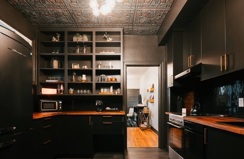 Moscow Apartment | Swanky Speakeasy Stay-Hot Tub + Firepit-Minutes to Downtown