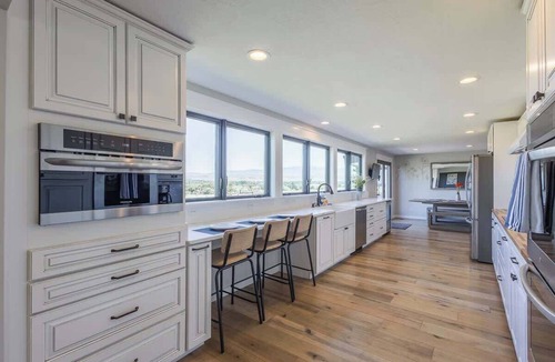 West Valley House | Sweeping Views for 26 with Fire Pit & Gym