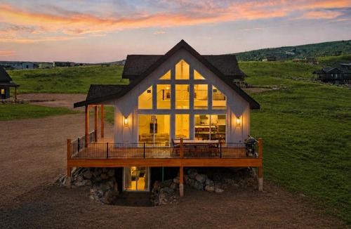 Sweetwater House | Sweetwater Links Lodge - Sleeps 20, Ideal Beach, Arcades, BBQ, Lake Views