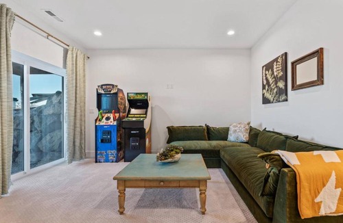 Sweetwater House | Sweetwater Links Lodge - Sleeps 20, Ideal Beach, Arcades, BBQ, Lake Views
