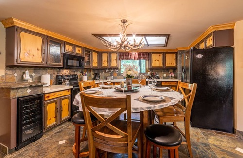 Glacier Cabin | Swimming pool, pickleball, tennis, basketball courts, private hot tub, sauna.
