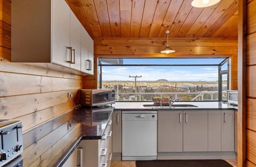 Nukuhau House | Taupo Views-family Retreat and close to everything