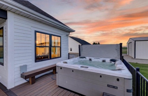 Ashton House | Teton Valley Getaway - Hot Tub, Sauna, BBQ, Fire Pit, Pet Friendly
