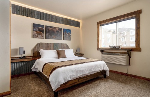 West Yellowstone Hotel | The Adventure Inn Yellowstone- Continental Divide Suite, 2BR retreat just 1 minute from Yellowstone!