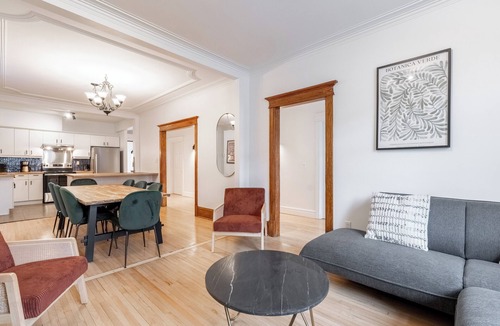 Youville Apartment | The Amaryllis | 2 Free Parking spots | 4 bedrooms | AC |