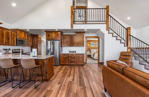 Sweetwater House | The Barefoot Beaver Lodge | Hot Tub, Ideal Beach, Golf, Arcade, Lake Views!