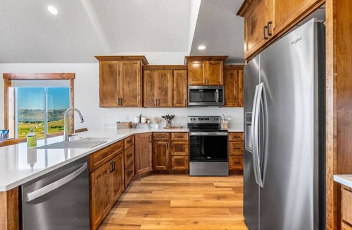 Sweetwater House | The Barefoot Beaver Lodge | Hot Tub, Ideal Beach, Golf, Arcade, Lake Views!