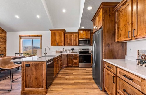 Sweetwater House | The Barefoot Beaver Lodge | Hot Tub, Ideal Beach, Golf, Arcade, Lake Views!
