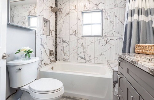 Holladay House | The Blue Door Cottage is the perfect blend of comfort, style, and convenience