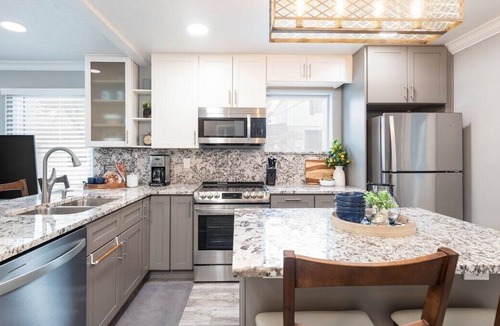 Holladay House | The Blue Door Cottage is the perfect blend of comfort, style, and convenience