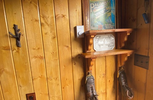Idaho Falls Cabin | “The Bunkie” sleeps 6 in Ririe, has AC
