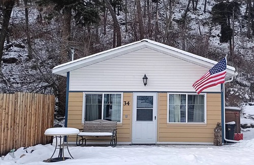 Somers House | THE COTTAGE 2: MONTHLY RENTAL; TRAVEL MEDICAL STAFF/SKIIERS/VACATIONERS
