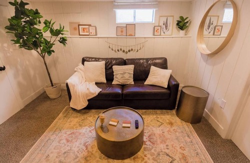 People's Freeway Apartment | The Cozy Casa - Perfect for Long Term Stays.