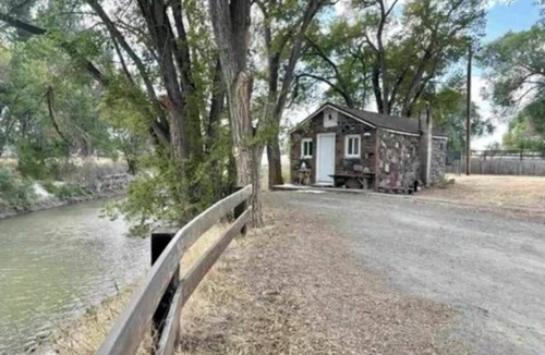 Winnemucca Cottage | The Cozy Cottage on The River