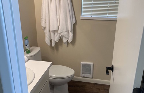 Twin Falls Cottage | The Cozy Home is in walking distance of Java, Starbucks and Albertsons