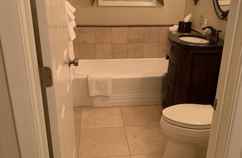 Twin Falls Cottage | The Cozy Home is in walking distance of Java, Starbucks and Albertsons