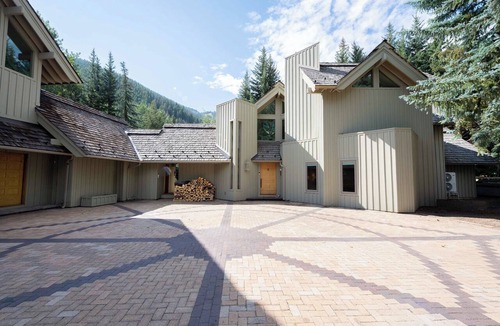 Warm Springs House | The Creekbend House | Waterfront + Steps to Baldy