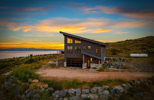 Fish Haven House | The Overlook - BBQ, Stunning Lake Views, Games