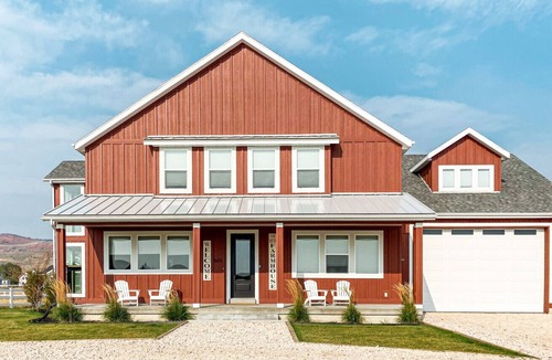 Garden City House | The Red Farmhouse- Hot tub and Swings! Sleeps 37