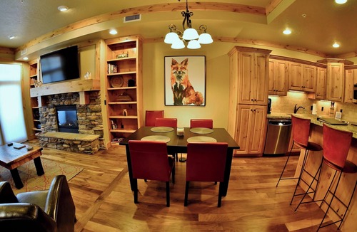 Victor Condo | The Red Fox Den – 3 Bedroom 2 Bath Corner Unit Condo Close to the National Parks