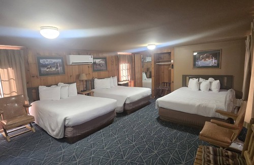 Dubois Hotel | The Trail's End