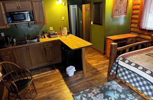 Saddlestring Apartment | The Yukon Suite, The Yukon Cabin Room w/Suana