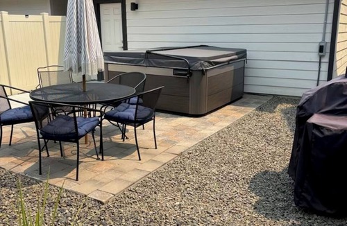 Sunset House | This 3BR/2BA retreat. North End Haven | Steps from Parks, Trails & Local Favorites Walking distance to Hyde Park and Camel’s back park | Close to Boise White Water park and E Bikes For Rent it simple at this peaceful and centrally-located place.