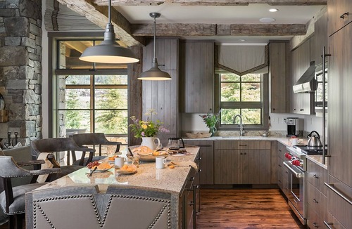 Wilson House | Three-bedroom home with vaulted ceilings and outdoor fireplace