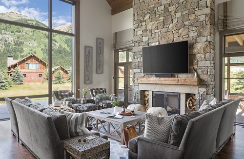 Wilson House | Three-bedroom home with vaulted ceilings and outdoor fireplace